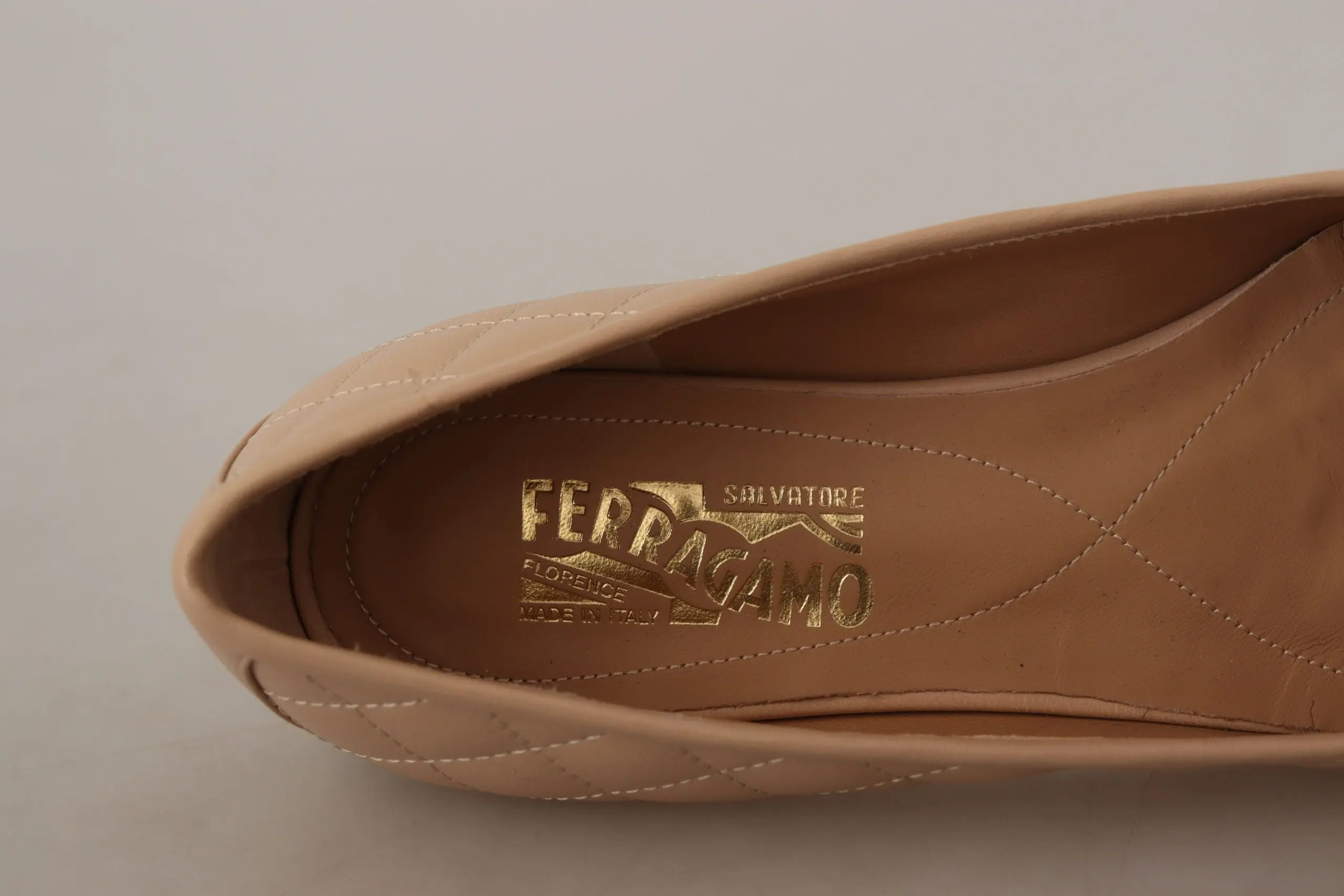 Salvatore Ferragamo Elegante Loafer aus gestepptem Leder