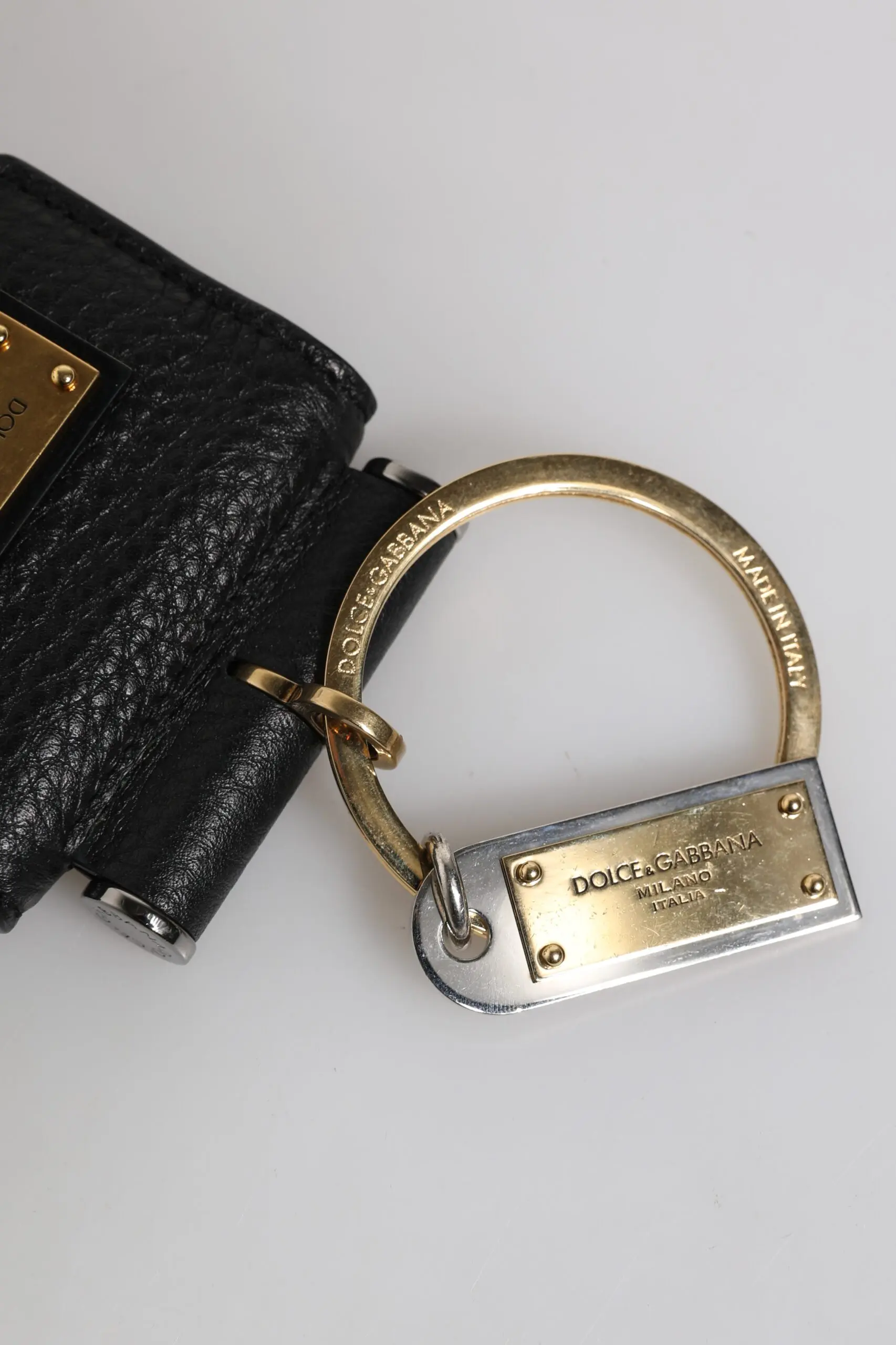 Case Dolce & Gabbana Black Leather Strap Gold Metal Logo Plaque Airpods Case